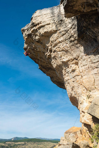 遥远的视图岩石<strong>登山</strong>者挂<strong>登山</strong>者岩石形成蓝色的天空背景