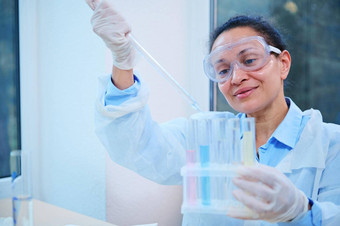 启发拉美裔女人实验室助<strong>理科</strong>学家化学家实验室下降滴化学试剂测试管