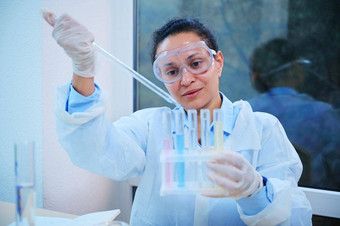 自信药理学家医疗生物学家实验室助理玻璃吸管移液液体测试管
