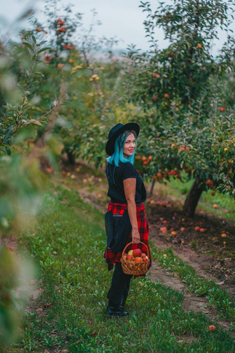 漂亮的不寻常的女人蓝色的染色头发走树<strong>苹果花</strong>园秋天季节女孩之前相机有机自然概念