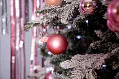 圣诞节假期冷杉分支机构针叶树视锥细胞银粉红色的饰品装饰圣诞节树闪闪发光的球一年圣诞节树装饰玩具丝带灯发光的加兰