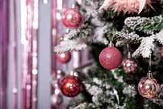 圣诞节假期冷杉分支机构针叶树视锥细胞银粉红色的饰品装饰圣诞节树闪闪发光的球一年圣诞节树装饰玩具丝带灯发光的加兰