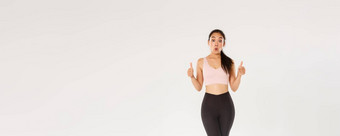 完整的长度惊讶深刻的印象女运动员运动服显示竖起大拇指批准想知道赞美伟大的锻炼程序健身培训应用程序健身房<strong>会员价</strong>格