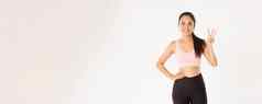 体育运动幸福活跃的生活方式概念微笑女运动员亚洲健身女孩显示练习失去重量获得肌肉站白色背景运动服