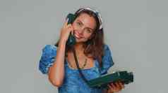 漂亮的女人公主衣服会说话的《连线》杂志古董电话嘿调用回来
