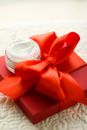 奢侈品脸奶油Jar红色的礼物盒子