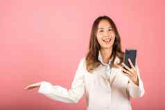 年轻的女人兴奋持有移动电话空白屏幕展示产品棕榈手空