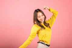 亚洲年轻的女人跳舞启发脸表达式提高手