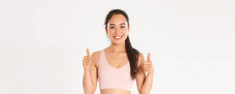 体育运动幸福活跃的生活方式概念特写镜头快乐可爱的浅黑肤色的女人亚洲女孩健身教练满意显示竖起大拇指微笑批准赞美好锻炼