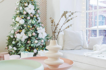 温暖的舒适的美丽的现代设计房间精致的光颜色装饰圣诞节树装饰元素时尚的圣诞节室内装饰柔和的颜色安慰首页