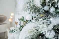 圣诞节室内圣诞节树银白色球装饰灯花俏的房子圣诞节快乐一年概念明信片