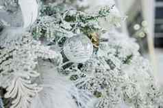 圣诞节室内圣诞节树银白色球装饰灯花俏的房子圣诞节快乐一年概念明信片