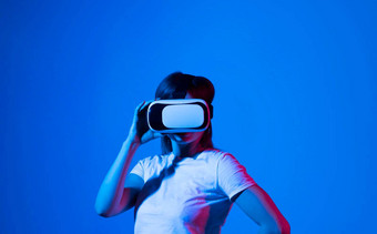 技术视频游戏元宇宙概念浅黑肤色的女人女人探索玩虚拟增强现实护目镜耳机元宇宙