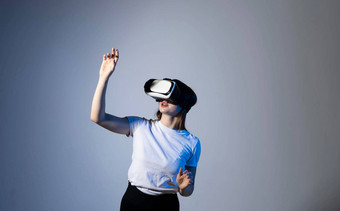 关闭年轻的女人站工作室穿眼镜手空气触摸这句虚拟空间虚拟现实技术