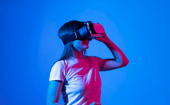 浅黑肤色的女人女人探索玩虚拟增强现实护目镜耳机<strong>元宇宙</strong>