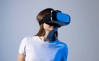 年轻的女人工作护目镜灰色背景现代架构师虚拟现实眼镜工作场所设计师工作增强现实工作室