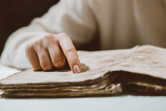 女人阅读古老的书圣经集中用心手指纸页面图书馆档案手稿历史概念