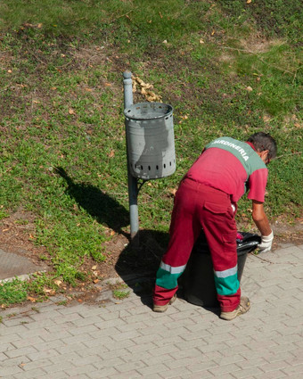 街更清洁的收集垃圾袋垃圾本在户外前视图