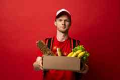 交付员工红色的t恤帽工作快递服务商店餐厅首页持有棕色（的）工艺纸外卖食物盒子蔬菜
