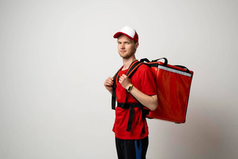 交付男人。红色的统一的帽携带红色的热<strong>背包</strong>完整的食物食品杂货客户白色背景食物交付服务