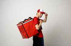 一边视图交付男人。红色的统一的携带热背包完整的食物食品杂货客户食物交付服务