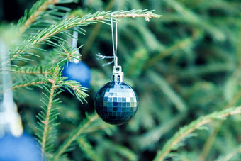 节日圣诞节球美丽的绿色冷杉树分支机构装饰蓝色的装饰物装饰冬天诺埃尔概念一年背景冷杉分支圣诞节玩具圣诞节蓝色的球