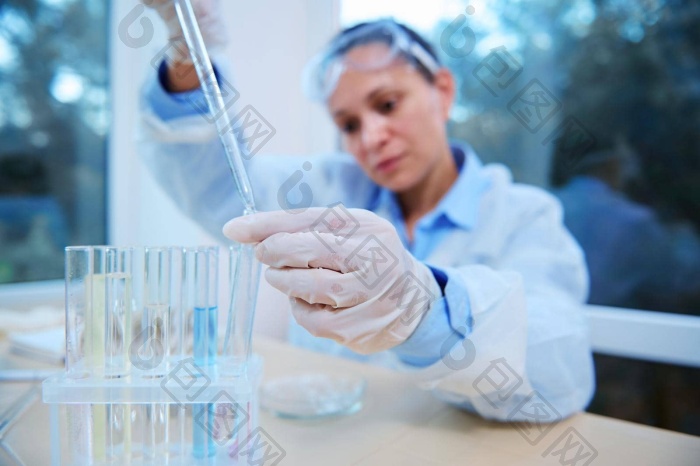 医学科学家和化学家在实验室使用吸管或滴管图片-包图网企业站