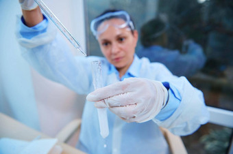 焦点测试管毕业实验室吸管模糊女人科学家手滴试剂研究实验室