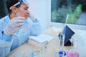焦点测试管解决方案手模糊女科学家集中临床研究生物实验室