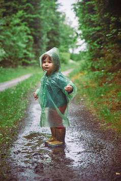 迷人的孩子雨衣晚上森林丹麦