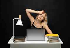 沮丧伤心强调抑郁女人感觉累了工作移动PC黑色的背景