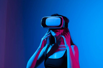 虚拟现实概念年轻的浅黑肤色的女人女人穿耳机玩游戏朋友元宇宙