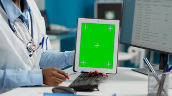 女医生持有平板电脑参与检查瘫痪病人