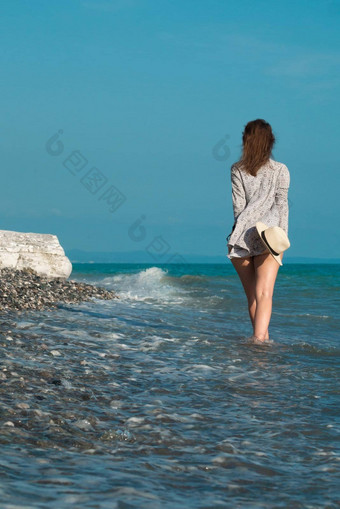 美丽的女孩他夏天海滨幸福的走水情绪