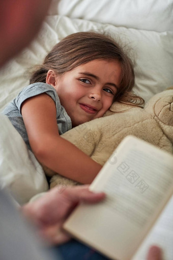 睡眠最喜欢的故事女孩说谎床上父亲读取故事