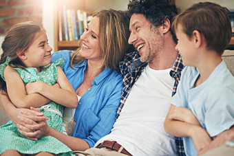 质量时间加强家庭关系快乐家庭放松沙发首页