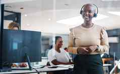 调用中心客户支持沟通女人员工咨询电话销售提供客户服务联系顾问女给建议会说话的
