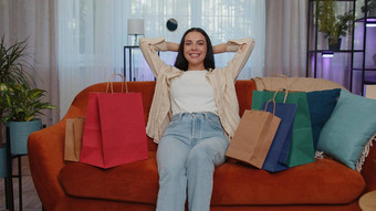 快乐成人女孩购物狂消费者回来首页在线购物出售袋首页