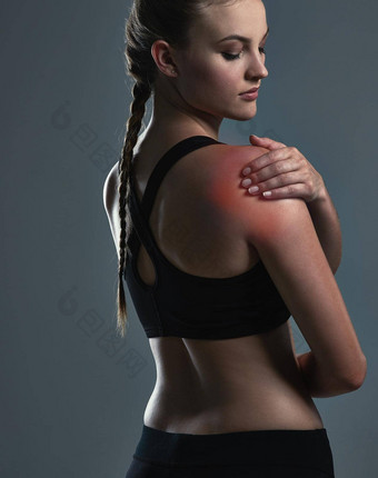 锻炼<strong>受伤</strong>发生运动年轻的女人痛苦肩膀<strong>受伤</strong>