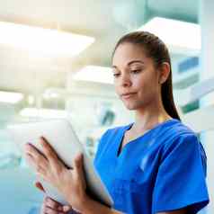最新的技术病人好处年轻的护士平板电脑站内部诊所