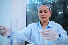 多民族有经验的女化学家科学家实验室外套实验室的器具工作医疗研究实验室