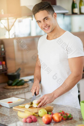 每日五<strong>蔬果</strong>事情早....年轻的男人。使水果沙拉厨房