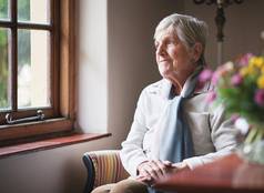 快乐上了年纪的女人窗口思考记忆养老金领取者退休生活方式概念