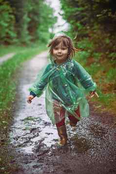 迷人的孩子雨衣晚上森林丹麦