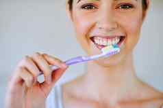 不是时间牙科问题年轻的女人刷牙牙齿浴室