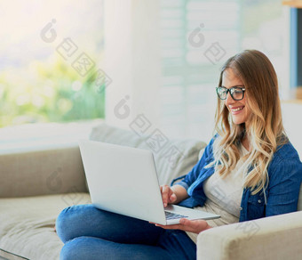 时间状态更新有吸引力的年轻的女人移动PC坐着沙发首页