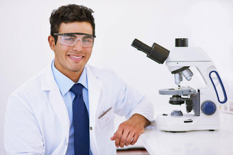 硬工作实验室肖像微笑实验室技术员显微镜坐着实验室