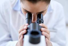 获得更深层次的的见解开发治愈年轻的女科学家显微镜实验室