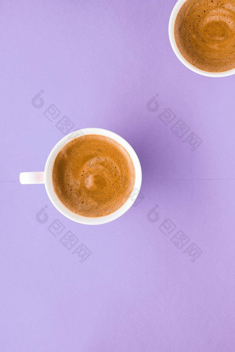 咖啡杯紫色的背景前视图平铺
