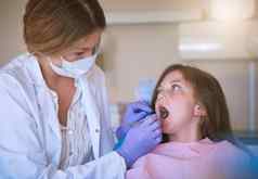 检查衰变牙医检查女孩牙齿